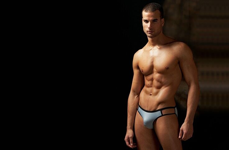 άνδρας με διευρυμένο πέος