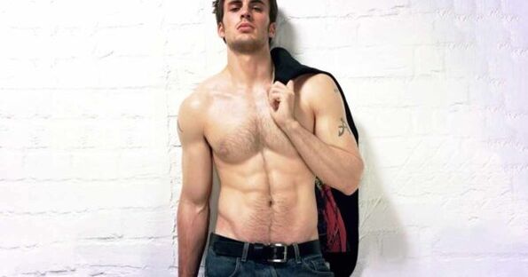 βάναυσος άνδρας με διευρυμένο πέος