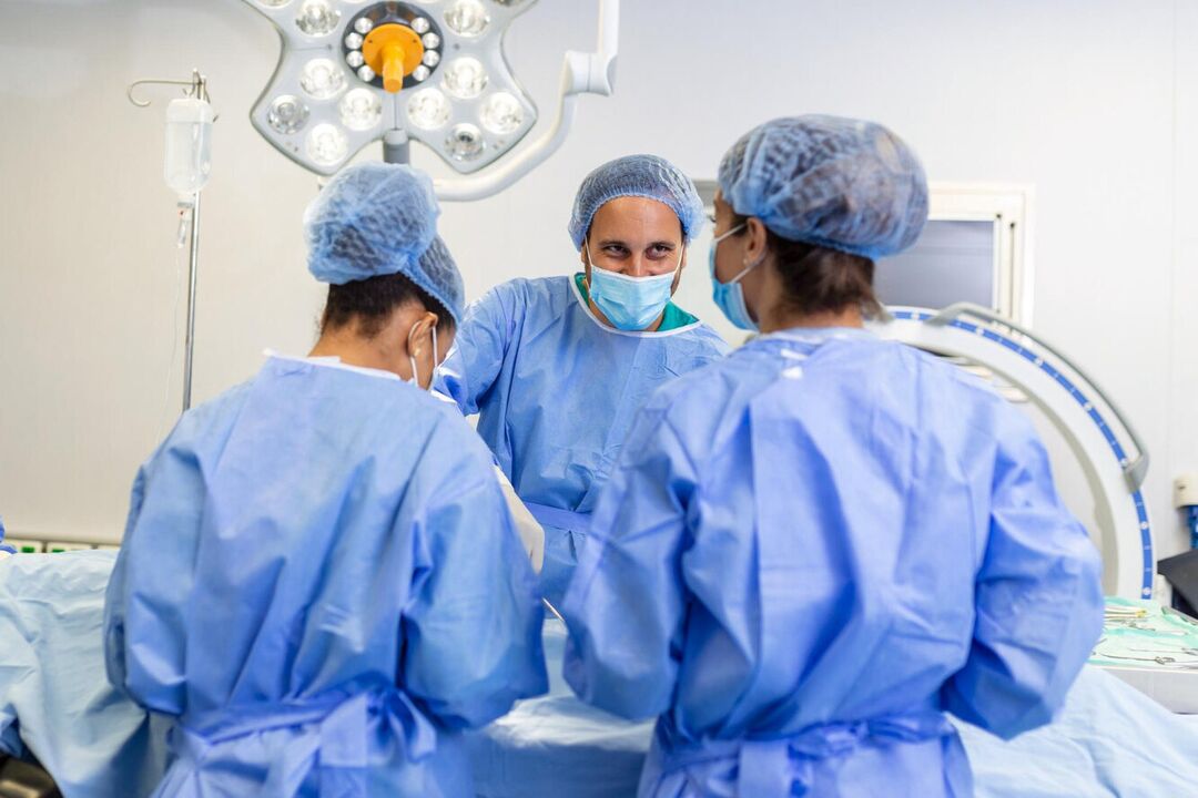 Οι πλαστικοί χειρουργοί πραγματοποιούν χειρουργική επέμβαση για τη μεγέθυνση του πέους ενός άνδρα